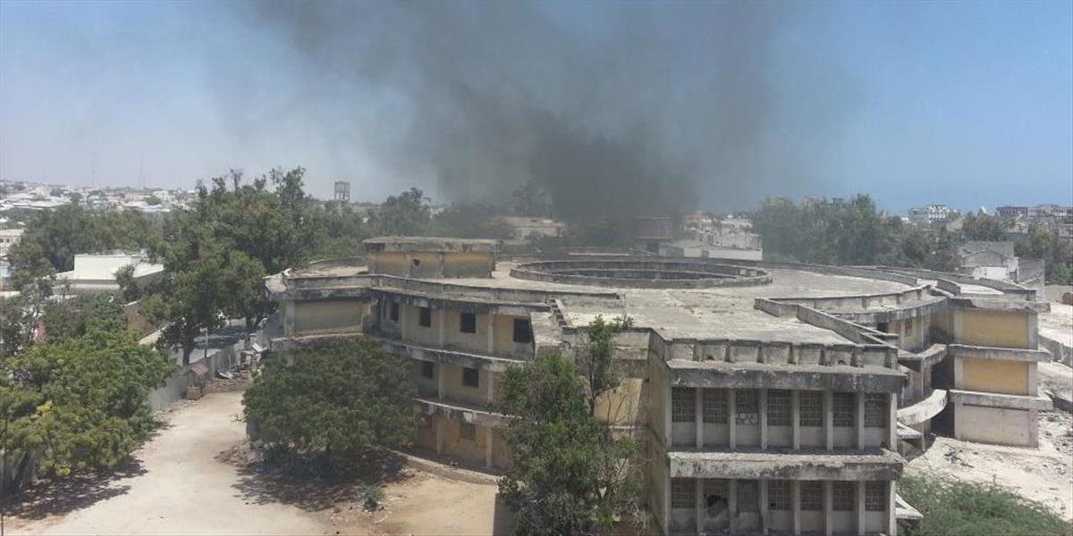 Útočníci vtrhli do hotela v Mogadiše, boli v ňom ministri a poslanci, sedem mŕtvych