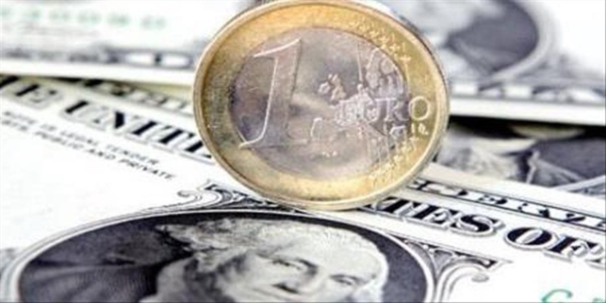 Euro oslabilo voči doláru aj jenu