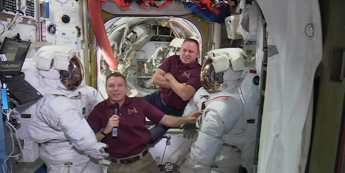 Astronauti z ISS podnikli prvý z troch výstupov do vesmíru