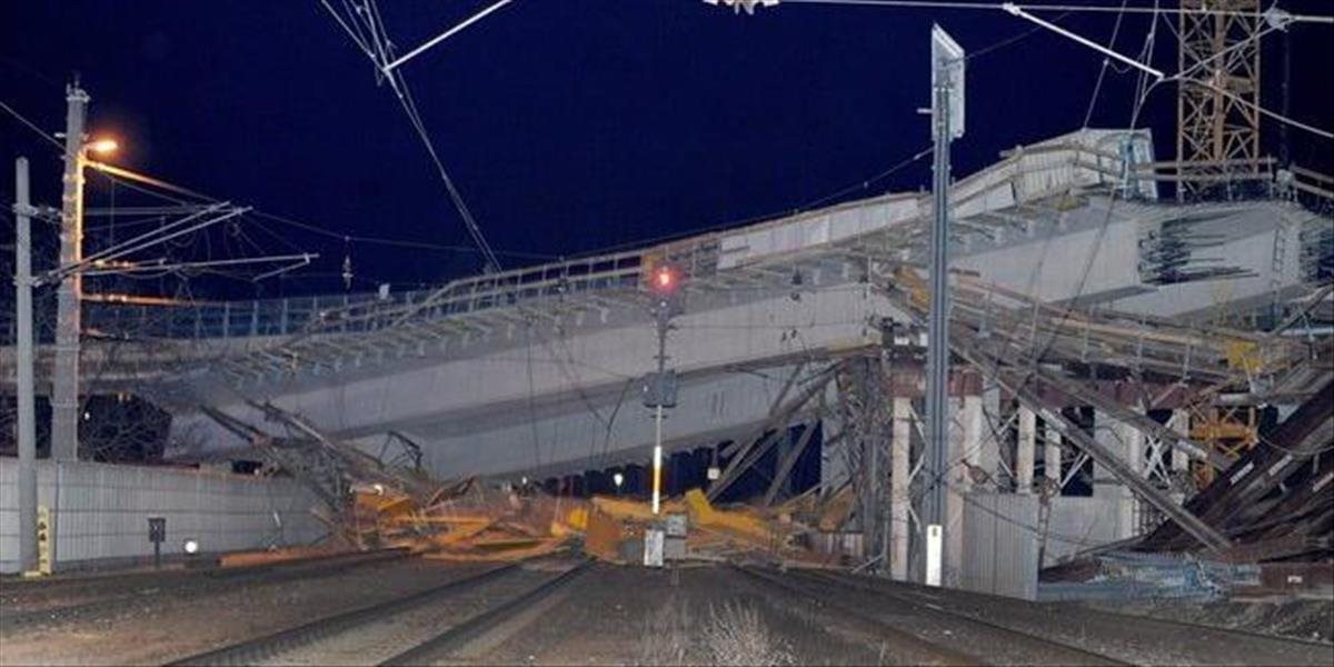 Rakúsko len tesne uniklo veľkému železničnému nešťastiu: Na frekventovanú trať sa zrútil 800-tonový most