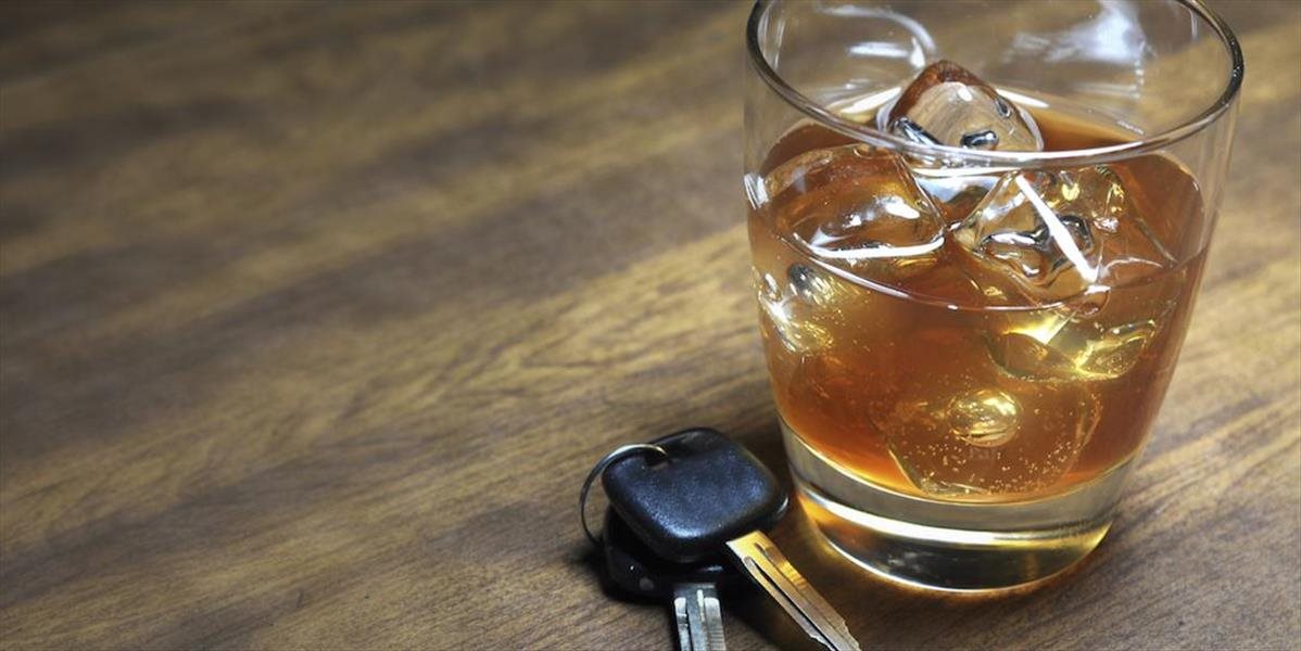 Opitý šofér vrazil do stĺpa, ďalší zrkadlom zachytil iné auto