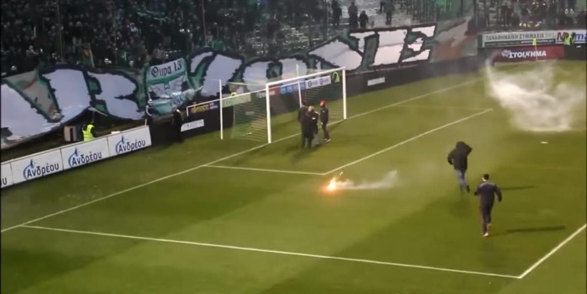 VIDEO Diváci chceli v aténskom derby napadnúť hráčov