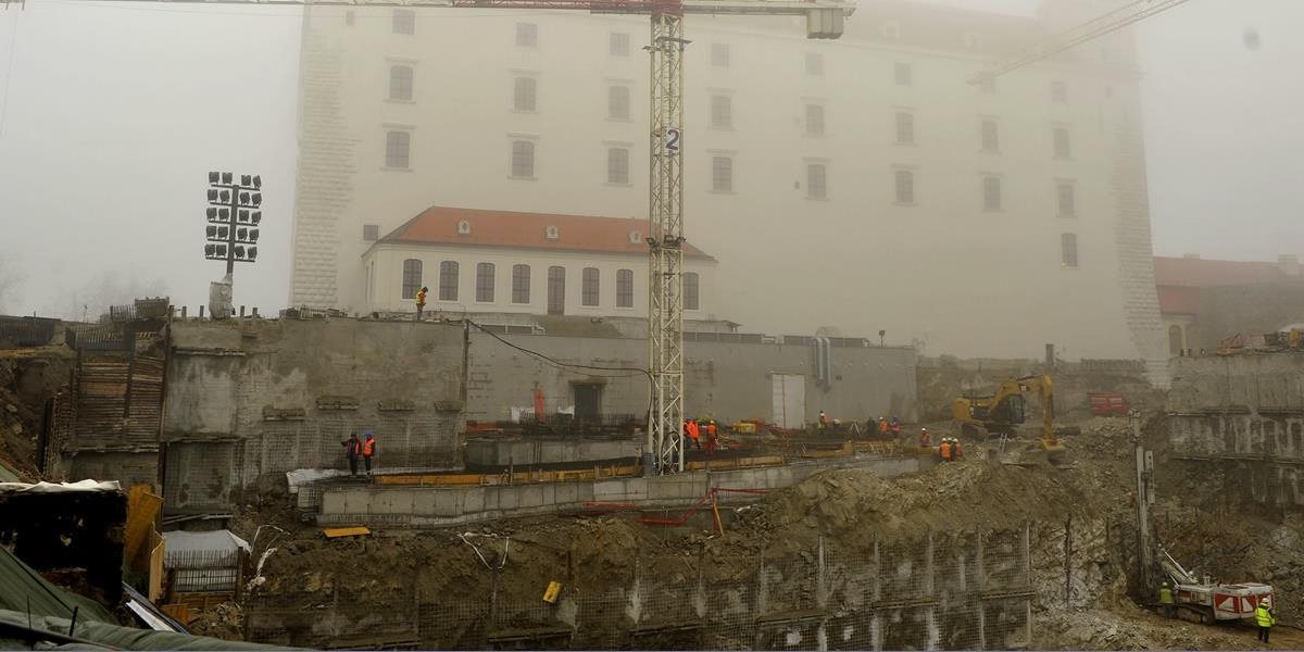 Predstavitelia občianskej iniciatívy SOS:  Stopnite výstavbu garáží na Bratislavskom hrade