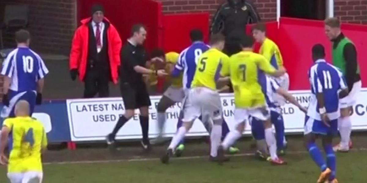 VIDEO Hráč Worcester City si pomýlil futbal s wrestlingom