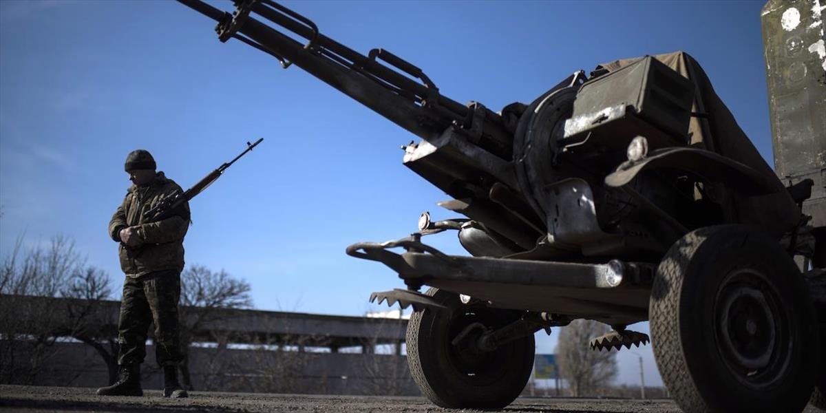 Separatisti avizujú na utorok sťahovanie ťažého delostrelectva z línie