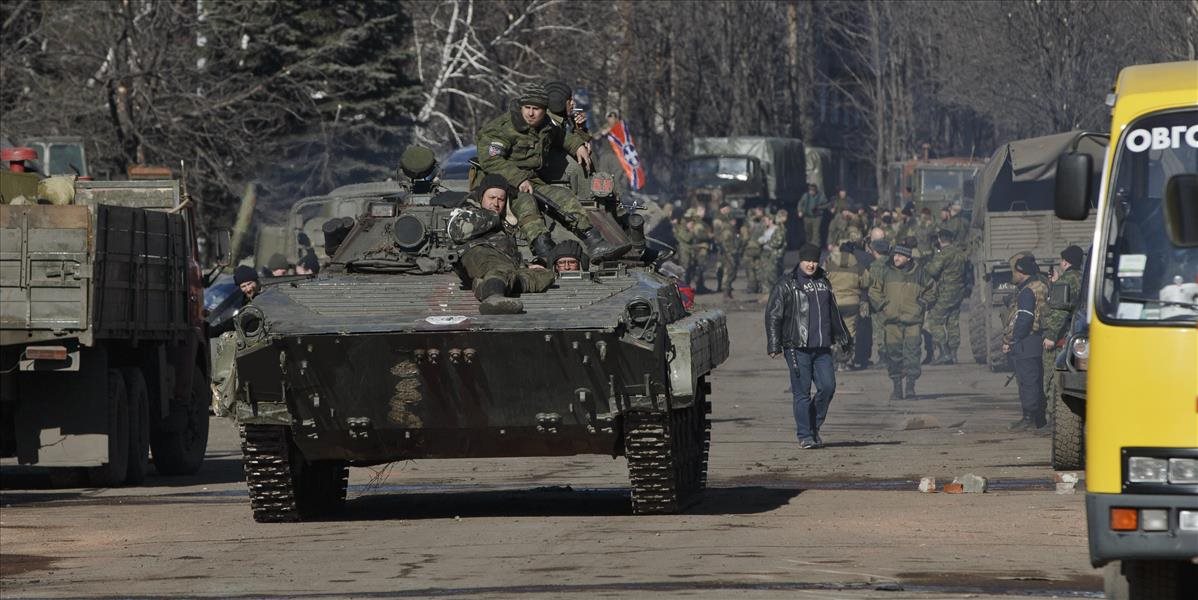 Ukrajina: Separatisti začali s odsunom ťažkých zbraní, Kyjev to spochybňuje