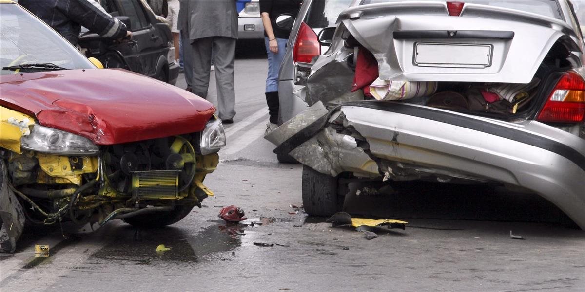 Opitý mladík bez vodičského oprávnenia zavinil dopravnú nehodu