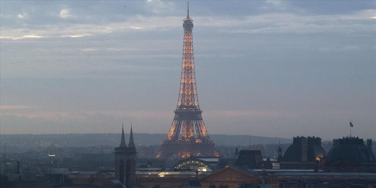 Nad Parížom v noci lietali drony, znepokojili políciu