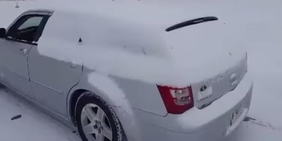 VIDEO Nebaví vás odhrabávať sneh z auta? Vyskúšajte toto