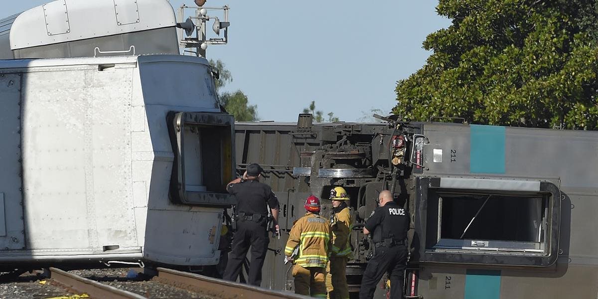 V Kalifornii sa vykoľajil osobný vlak, zranenia utrpeli desiatky ľudí