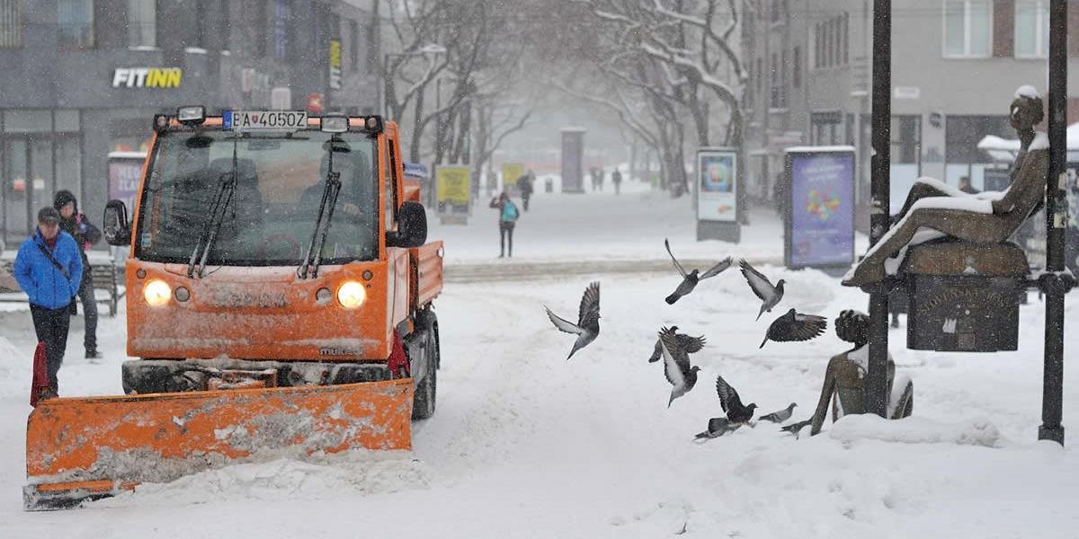 Kde budú autá odhŕňať sneh, už mesto Bratislava vie skontrolovať cez GPS