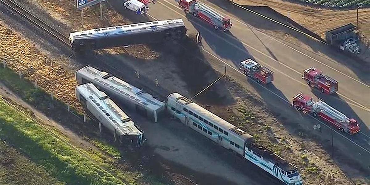 Zrážka vlaku s kamiónom si vyžiadala desiatky zranených v Kalifornii