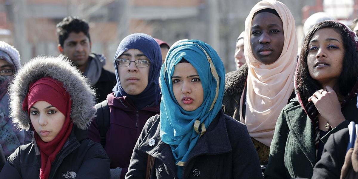 Prieskum: Štvrtina britských moslimov sympatizuje s motívmi parížskeho útoku
