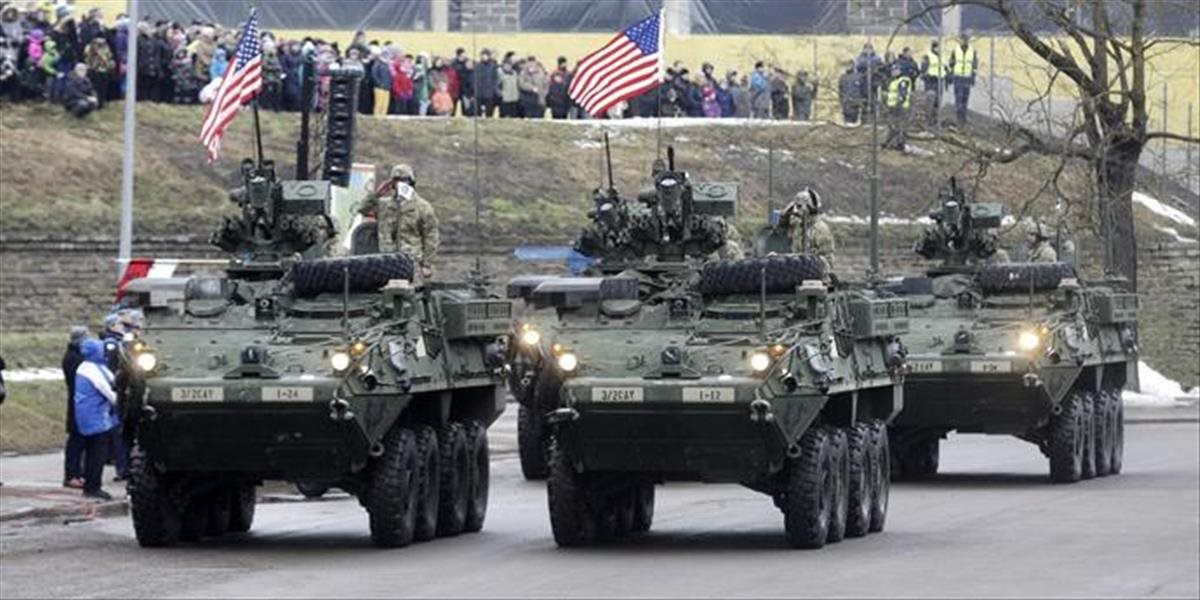 Kto koho provokuje?! Iba 300 metrov od ruskej hranice s Estónskom sa prehliadky zúčastnila americká armáda