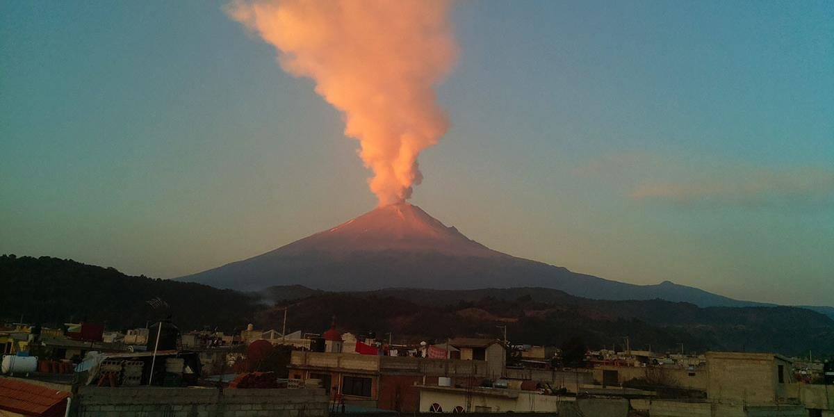 Letisko v mexickom Pueble zatvorili pre erupciu vulkánu Popocatépetl