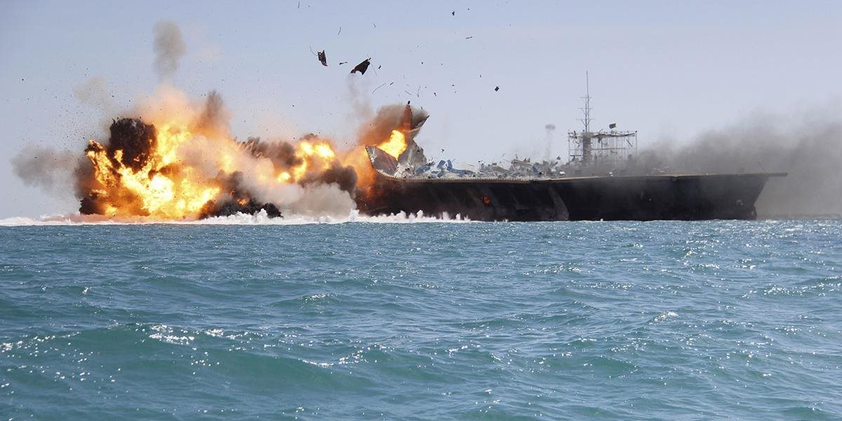 Iránska armáda na mori zničila 200-metrovú repliku vojnovej lode USA