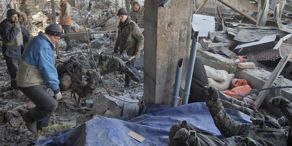 Spod trosiek letiska v Donecku dnes dostali telá 7 padlých vojakov