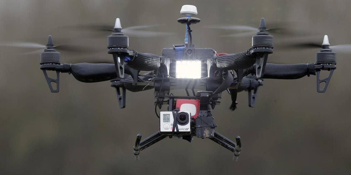 Francúzska polícia zatkla za púšťanie dronu novinárov z al-Džazíry