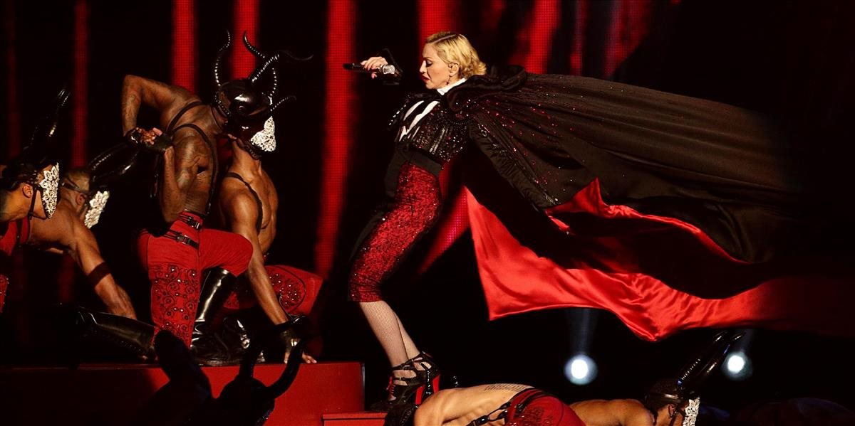 VIDEO Madonna na Brit Awards: Počas vystúpenia spadla ako kabela