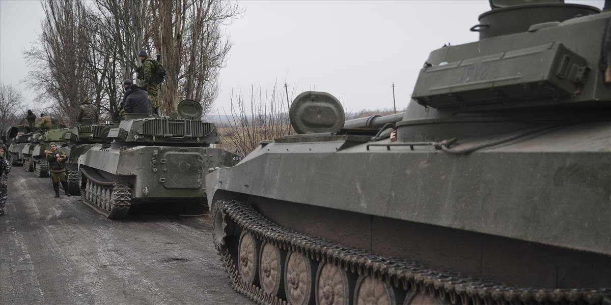 Ukrajinské vládne sily začnú s odsunom ťažkej techniky z frontu