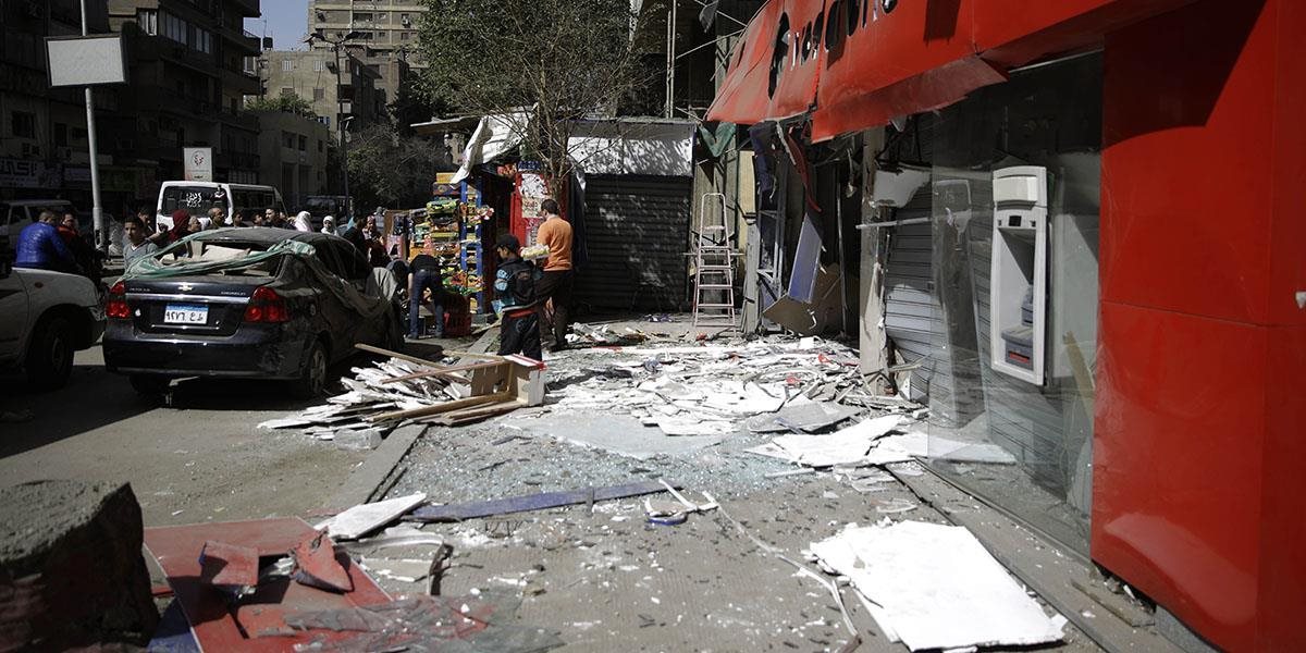 Pri výbuchoch niekoľkých bômb v Egypte zahynul jeden človek, ďalší sú zraneni