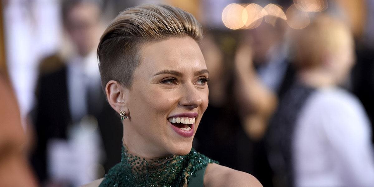Scarlett Johansson žiadajú, aby zmenila názov svojej kapely
