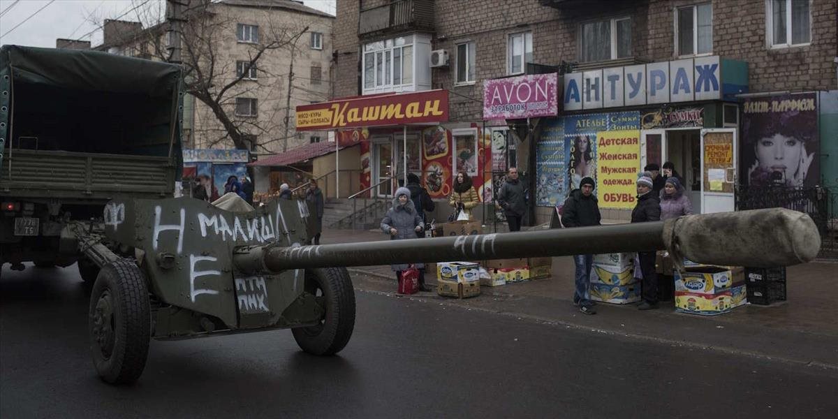 Ukrajinská armáda a povstalci začali sťahovať ťažké zbrane z frontovej línie