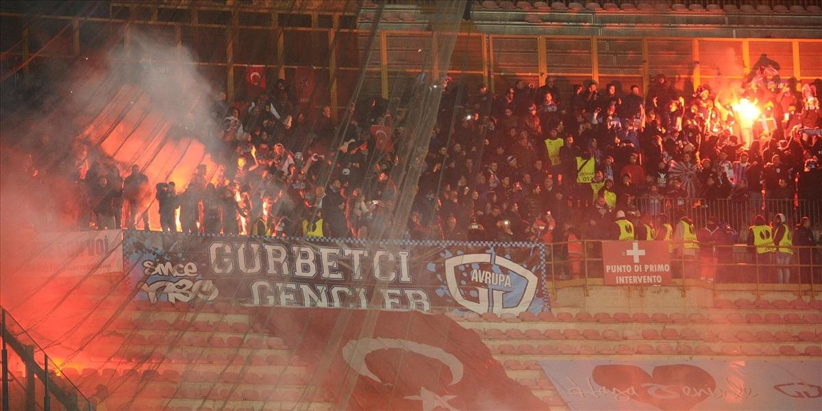V Neapole zranili štyroch fanúšikov Trabzonsporu, nahí Škóti v jazere
