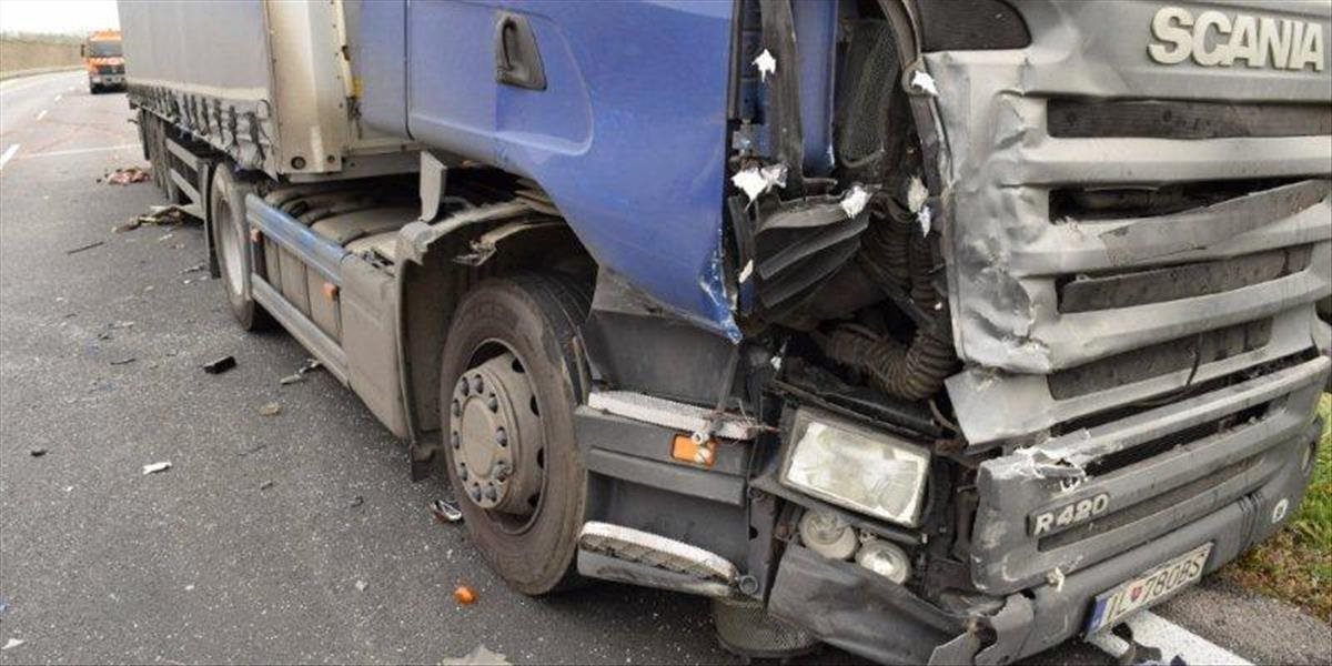 Pri Trenčianskych Stankovciach sa skoro ráno zrazil kamión s nákladným vozidlom