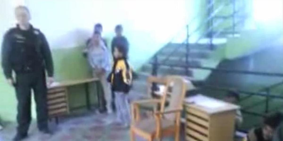 VIDEO Obžalovaných v kauze policajného šikanovania rómskych chlapov oslobodili