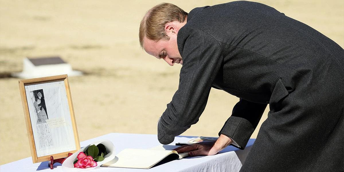 Princ William sa modlil za vojnové obete na cintoríne v Jokohame