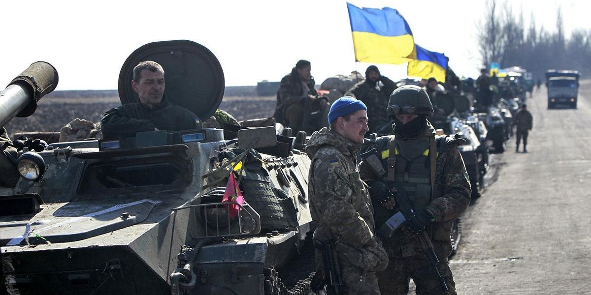 Na východe Ukrajiny pokračuje sťahovanie ťažkej techniky z frontovej línie