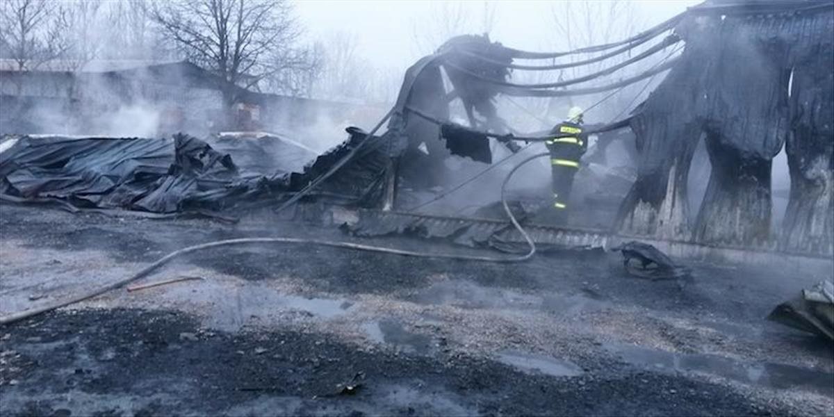 FOTO Požiar v Dubnici nad Váhom zachvátil tri budovy v priemyselnom areáli, hasiči ho už zlikvidovali