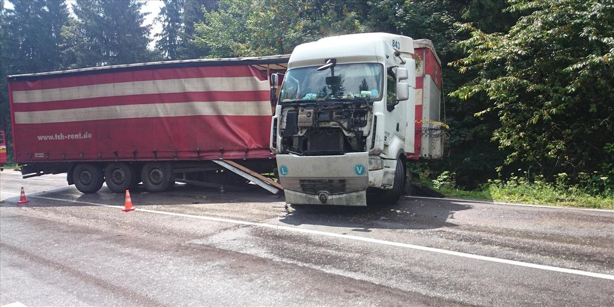 Nehoda obmedzila dopravu pri Topoľčanoch
