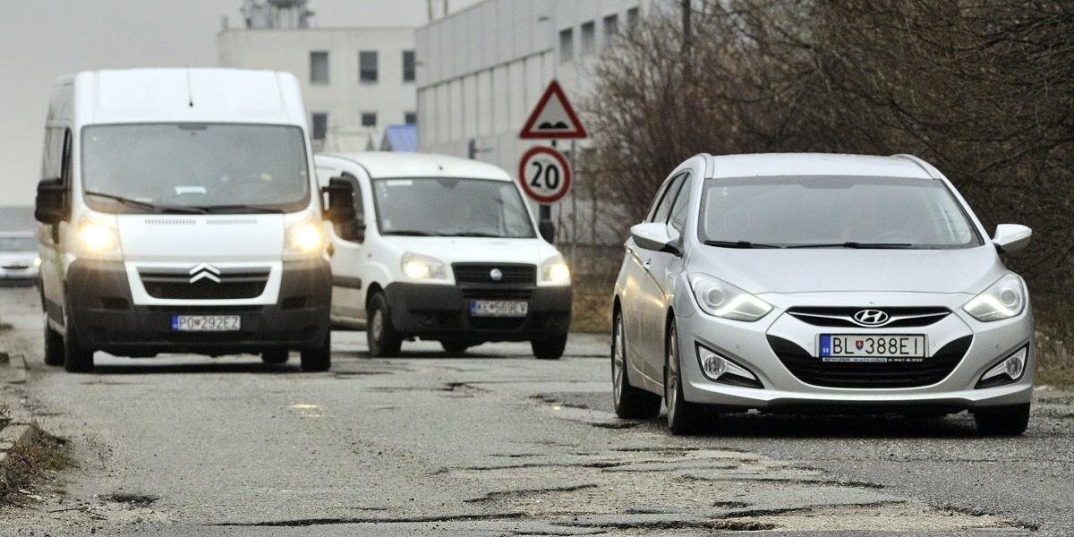 Ľudia môžu na výtlky po zime upozorniť v Bratislave radnicu aj e-mailom