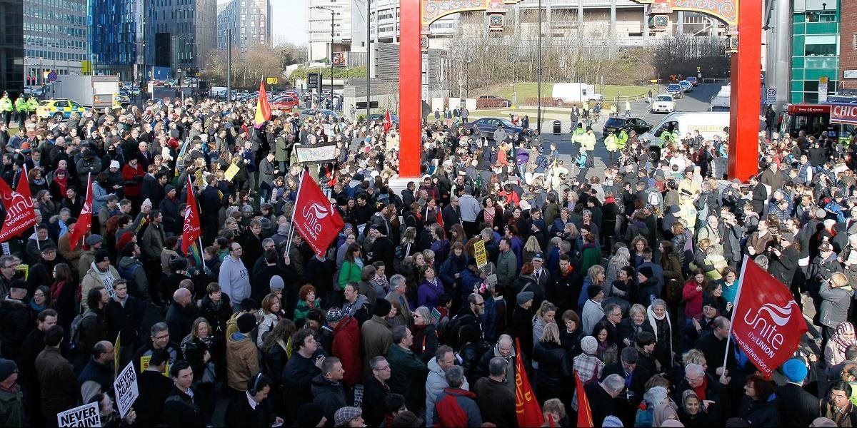 V meste Newcastle protestovali ľudia proti pochodu hnutia PEGIDA