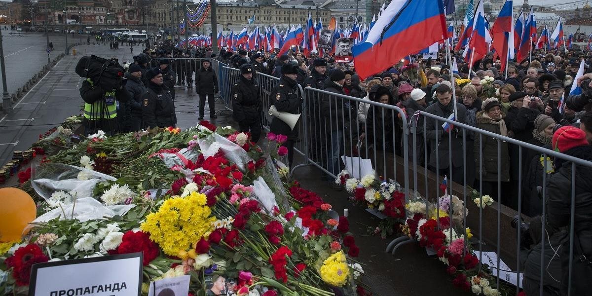 Desaťtisíce ľudí v Moskve pochodovali na počesť zavraždeného Nemcova