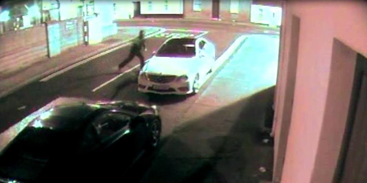 VIDEO Okamžitá karma: Zlodej chcel rozbiť okno na aute tehlou, dostal poriadny knokaut