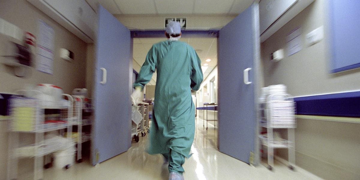 Nevyrovnal sa so smrťou manželky, vyhrážal sa lekárom postrieľaním