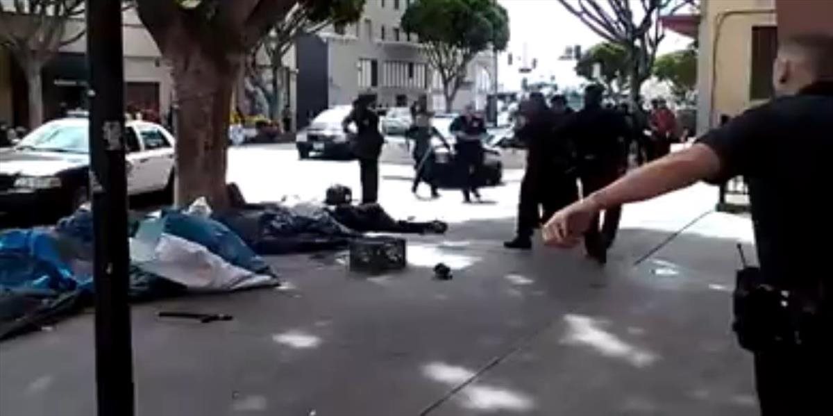 Hrôzostrašné VIDEO: Policajti zastrelili bezdomovca v Los Angeles za bieleho dňa