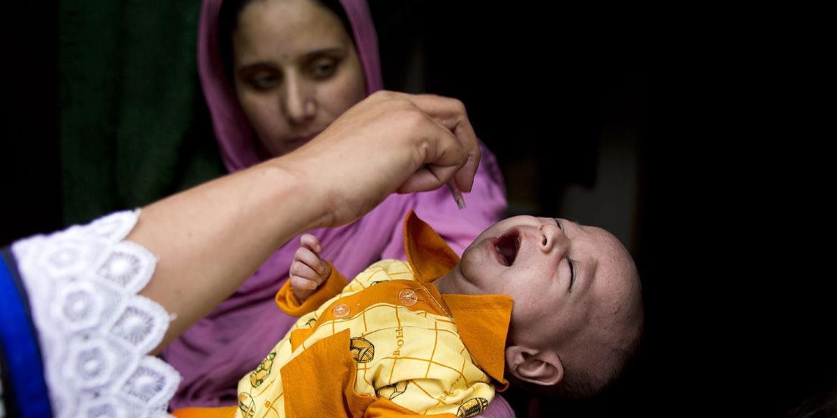 V Pakistane zatkli takmer 500 rodičov, ktorí odmietli zaočkovať deti proti obrne