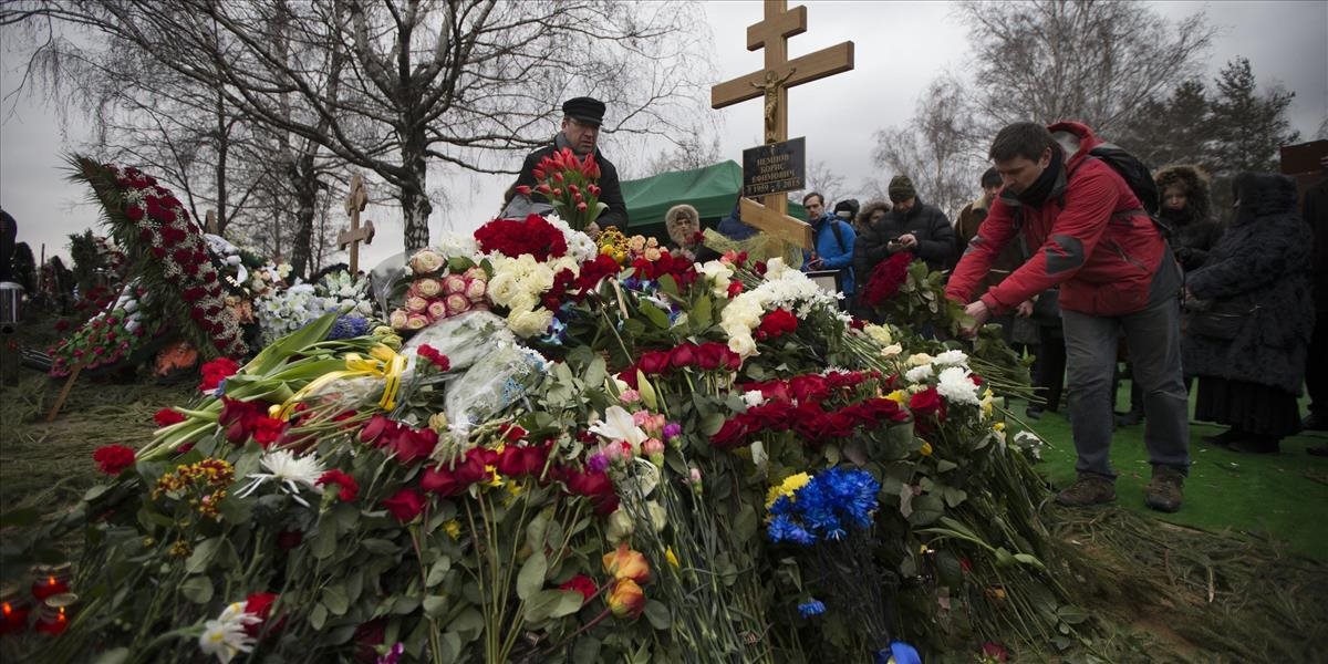 VIDEO Zavraždeného Nemcova pochovali, rozlúčiť sa prišli tisíce ľudí