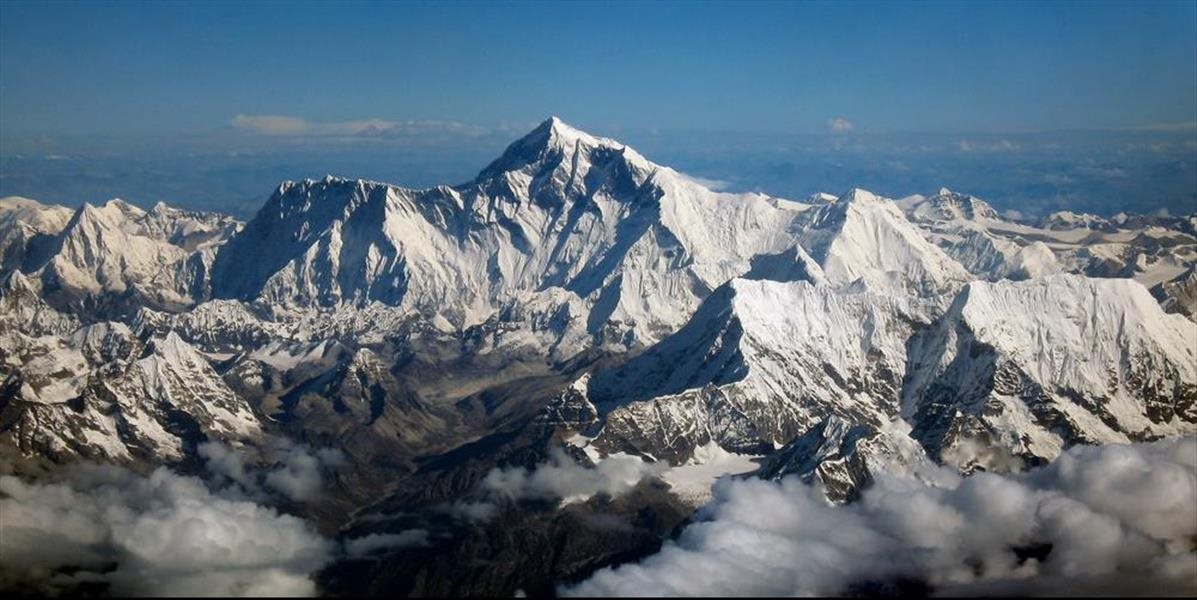 Ľudský odpad na Evereste sa stal veľkým problémom