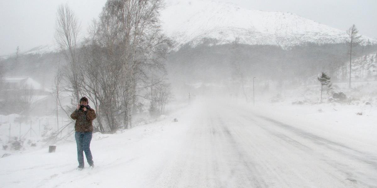 Meteorológovia varujú pred silným vetrom a snehovými závejmi