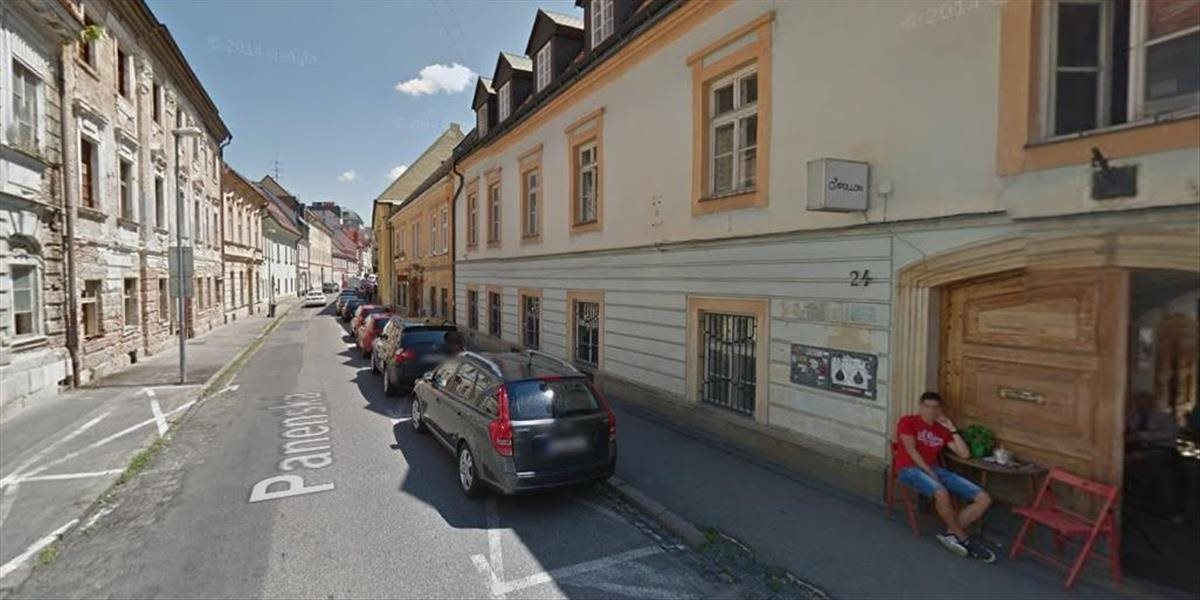 Na Panenskej ulici v Bratislave horel byt, dvaja ľudia sa nadýchali splodinami