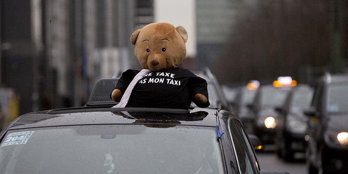 Stovky taxikárov v Bruseli protestovali proti spoločnosti Uber