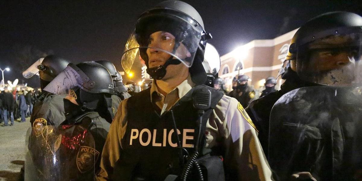 Vyšetrovanie odhalilo rasovú zaujatosť polície vo Fergusone