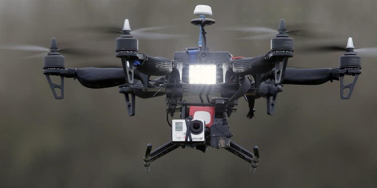 Francúzska polícia pátra po pilotoch dronov v Paríži