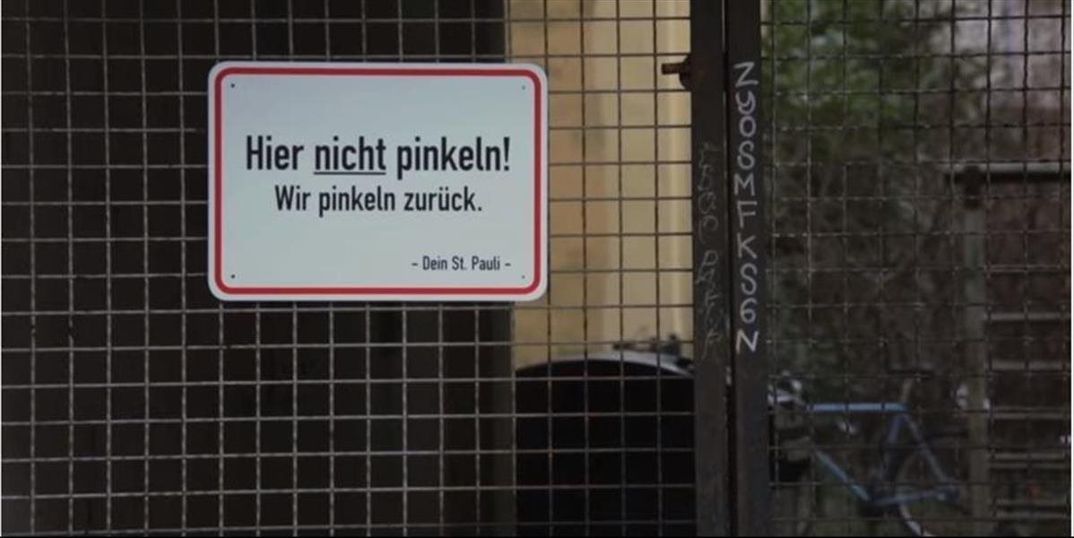 Obyvatelia Hamburgu bojujú proti vandalom náterom, ktorý odráža moč