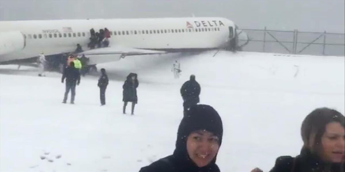 Na newyorskóm letisku havarovalo lietadlo: Ľudí evakuovali nafukovacou šmýkačkou